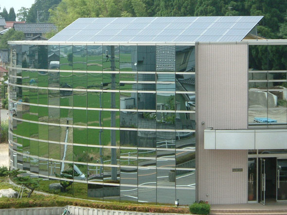 ビル屋上に太陽光発電設置